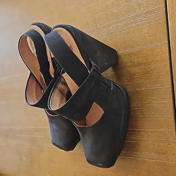 GORGEOUS  JOHN FLUEVOG SUEDE/ LEATHER  4 INCH HEELS - Picture 5 of 12